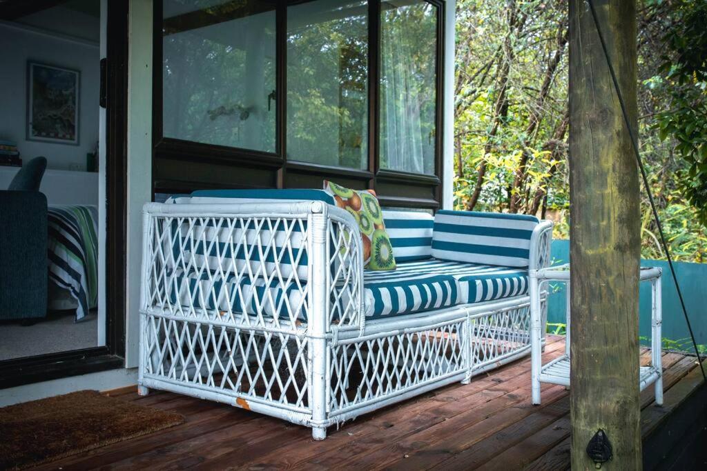 Superb Studio Retreat With Spa, Pool & Bbq Access Whanganui Bagian luar foto