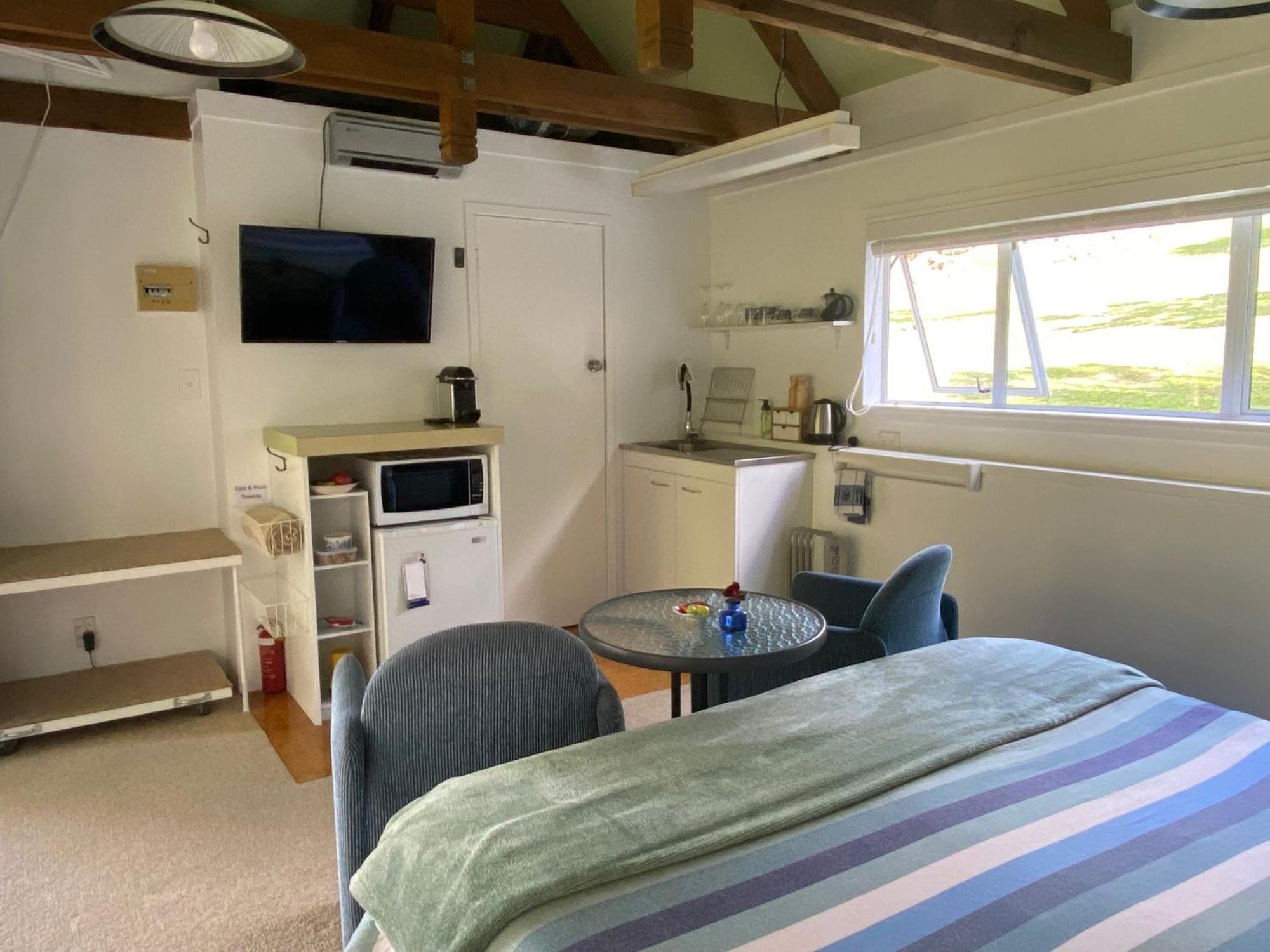 Superb Studio Retreat With Spa, Pool & Bbq Access Whanganui Bagian luar foto